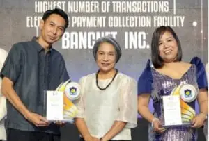 bancnet product manager alvin sore and head of client services jenny cariño accepting the award as pag-ibig awards bancnet as top collection partner